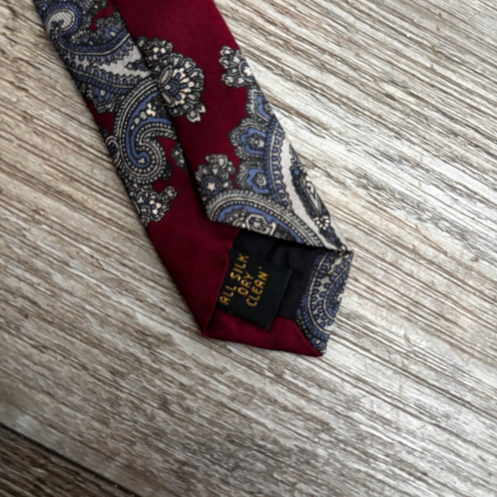Bill Blass Men's Necktie Dark Red Floral Pattern 100% Silk - Picture 6 of 7
